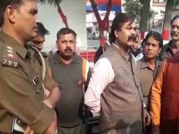 नेता ने थानेदार को कहा हिंदुओं का ध्यान रखो