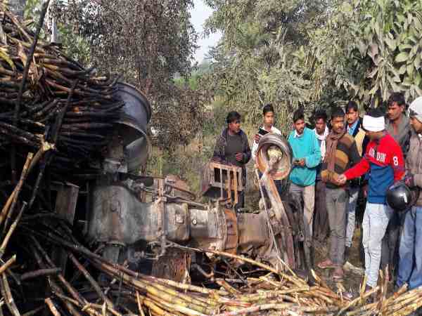सड़क हादसे में किसान के ऊपर गिरा बिजली का हाईटेंशन तार, जिंदा जलने से हुई मौत