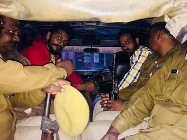 यूपी: सीएम योगी की सुरक्षा में बड़ी चूक, काफिले का रास्ता रोक सपा कार्यकर्ताओं ने दिखाया काला झंडा