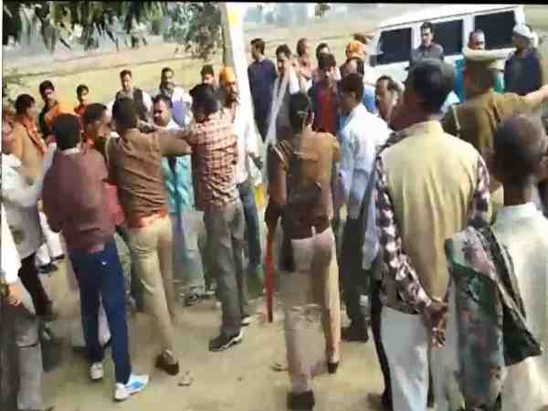 पुलिस के सामने हुई मारपीट