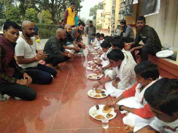 बीएचयू की चीफ प्रॉक्टर के निलंबन की मांग ने पकड़ा जोर, 13 वें दिन मनाई तेरहवीं, कराया मुंडन