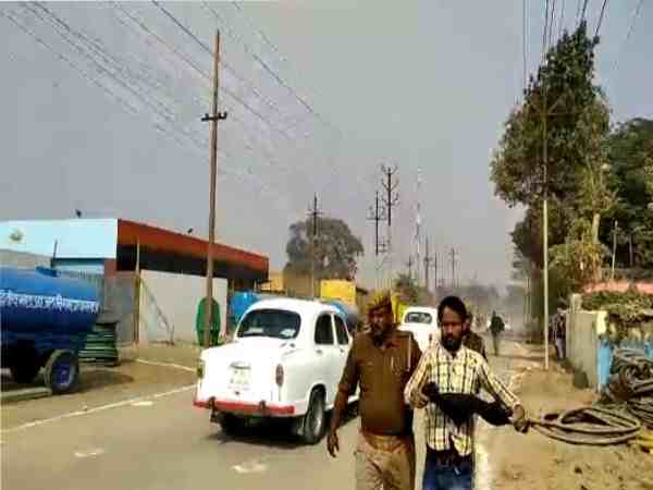 यूपी: सीएम योगी की सुरक्षा में बड़ी चूक, काफिले का रास्ता रोक सपा कार्यकर्ताओं ने दिखाया काला झंडा