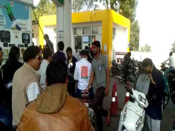 राजस्थान: महिला भाजपा प्रत्याशी ने बांटे फ्री पेट्रोल, लेने के लिए मची मारामारी