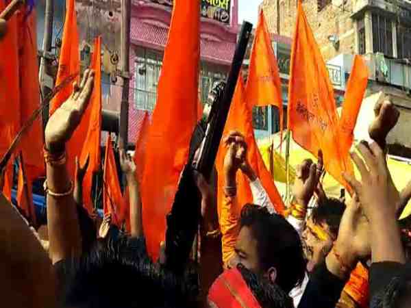 VIDEO: हिंदू युवा वाहिनी ने शौर्य दिवस के मौके पर जमकर किया हथियारों का प्रदर्शन, कानून की उड़ाई धज्जियां