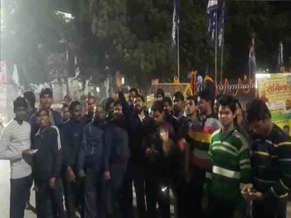 लखनऊ: ताले में बंद अंबेडकर की मूर्ति पर गेट फांदकर चढ़ाया फूल, दलित छात्रों ने की नारेबाजी