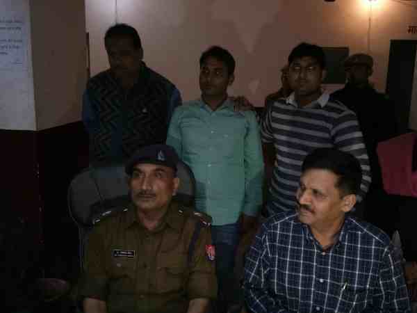 यूपी: बिजली विभाग के जेई को एंटी करप्शन टीम ने घूस लेते रंगे हाथों किया गिरफ्तार, वीडियो यूपी: बिजली विभाग के जेई को एंटी करप्शन टीम ने घूस लेते रंगे हाथों किया गिरफ्तार, वीडियो