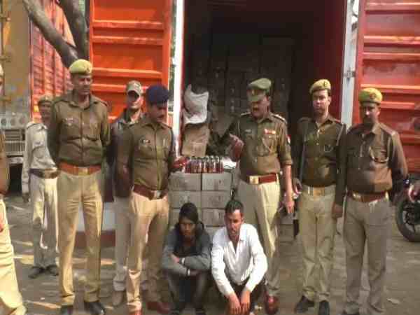यूपी: बिहार ले जाई जा रही अवैध 15 लाख की शराब को पुलिस ने किया जब्त, वीडियो यूपी: बिहार ले जाई जा रही अवैध 15 लाख की शराब को पुलिस ने किया जब्त, वीडियो