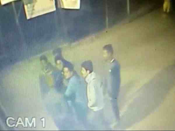 यूपी: अंडे वाले को अपार्टमेंट में घुसने से गार्ड ने रोका, बवाल मचने पर मारी गोली, लाइव वीडियो यूपी: अंडे वाले को अपार्टमेंट में घुसने से गार्ड ने रोका, बवाल मचने पर मारी गोली, लाइव वीडियो