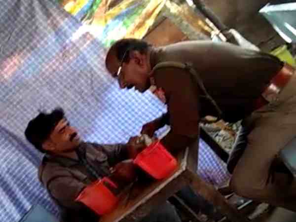 यूपी: वर्दी पहनकर होटल पहुंचा दरोगा, फिर खुलेआम टेबल पर की घूस की डील, वीडियो वायरल यूपी: वर्दी पहनकर होटल पहुंचा दरोगा, फिर खुलेआम टेबल पर की घूस की डील, वीडियो वायरल