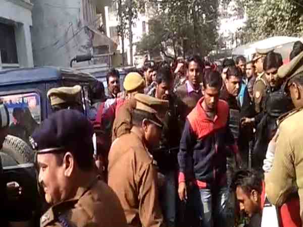 पुलिस भर्ती बोर्ड कार्यालय के बाहर प्रदर्शन