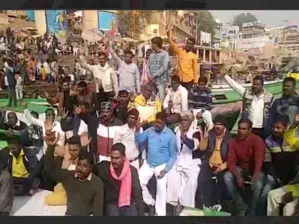 यूपी: अनिश्चितकालीन हड़ताल पर गए काशी के नाविक, अब नए साल पर नहीं कर पाएंगे गंगा की सैर