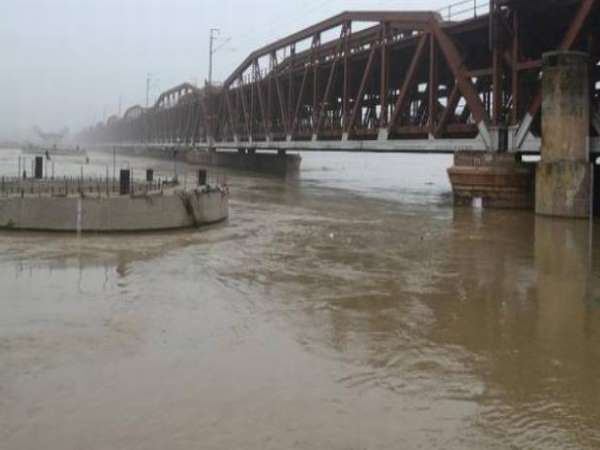 यह नदी शहर की जीवन रेखा थी यह नदी शहर की जीवन रेखा थी