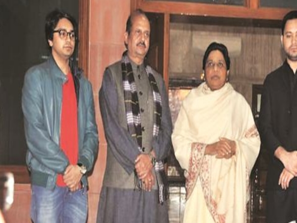 लंदन से एमबीए करके लौटे है आकाश 