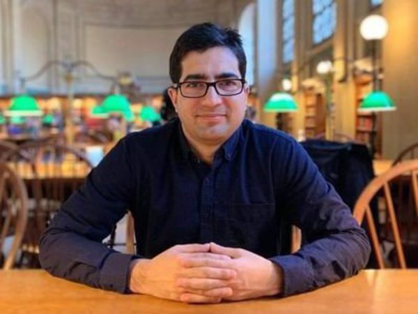 पाक से पैसे लेकर शाह फैसल ने छोड़ी IAS की नौकरी: बीजेपी नेता पाक से पैसे लेकर शाह फैसल ने छोड़ी IAS की नौकरी: बीजेपी नेता