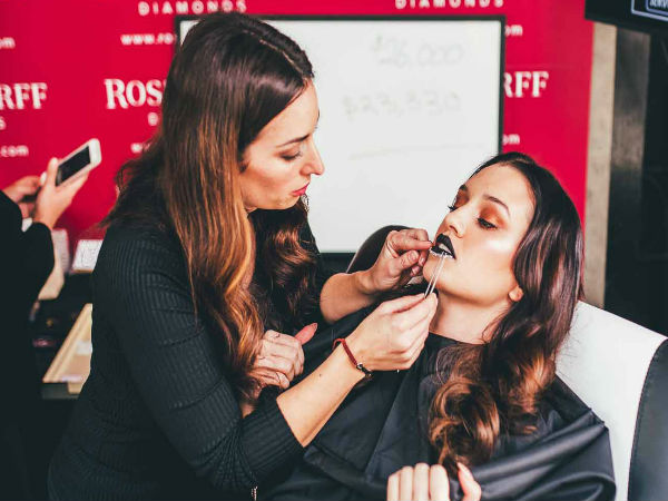  हीरे से सजाए होंठ