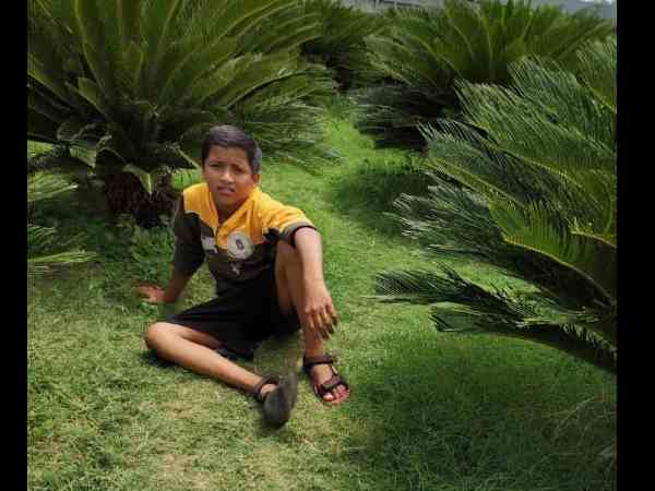 स्कूल नहीं गया था ओम