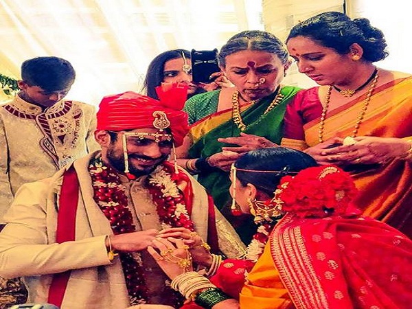 मुंबई में एक रिसेप्शन की प्लानिंग कर रहा है बब्बर परिवार