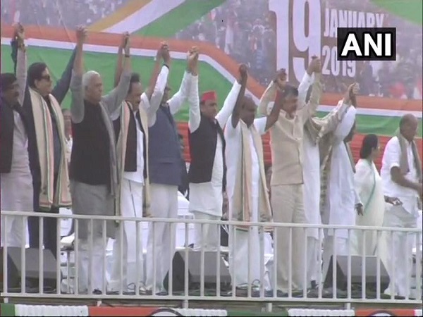 बीजेपी सांसद शत्रुघ्न सिन्हा भी थे मंच पर