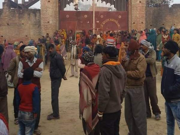 'हत्या कर मंदिर के गेट पर टांगा'