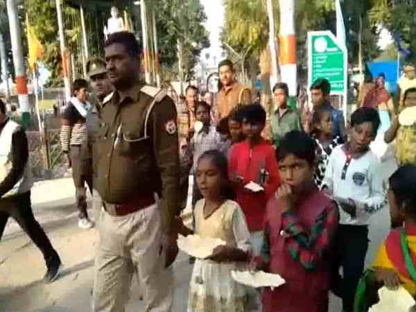 बच्चों को पुलिस अंकल ने दिया सरप्राइज बच्चों को पुलिस अंकल ने दिया सरप्राइज