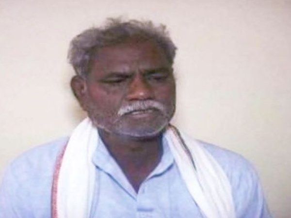 लोगों की मदद से बन रहा पक्का मकान