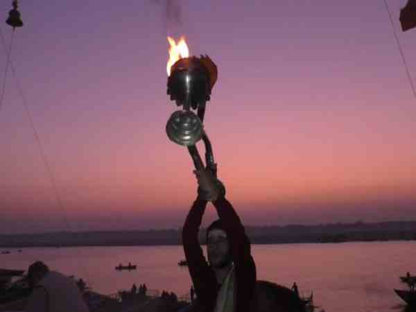 devotees taking holy bath on prayagghat and chanting har har gange in prayagraj devotees taking holy bath on prayagghat and chanting har har gange in prayagraj