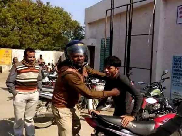  पड़ोसियों ने दी पुलिस को सूचना