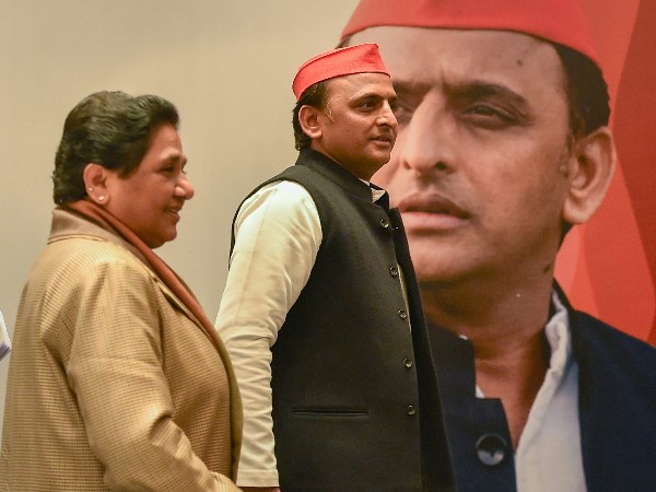 जब मायावती की बात सुनकर असहज नजर आए अखिलेश यादव