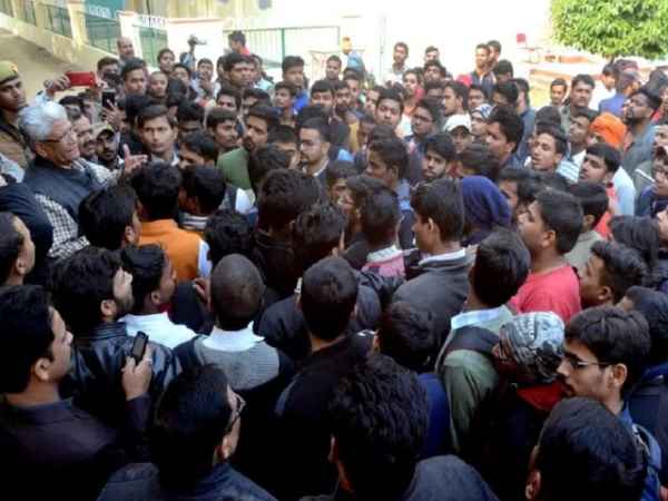 छात्र लाइब्रेरी गेट पर दे रहे थे धरना 