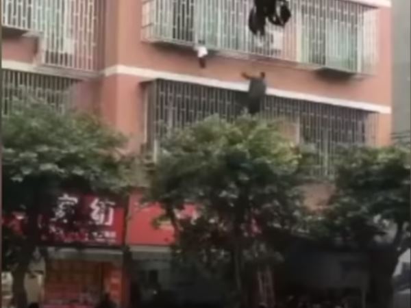 दो युवकों ने बचाई बच्ची की जान