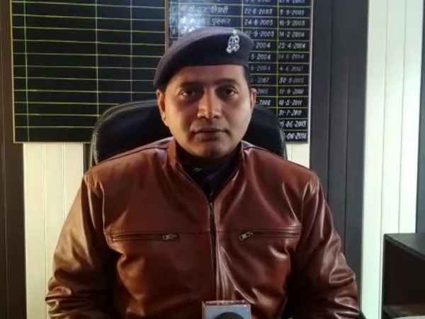 police burnt undefined dead body by tire in baghpat