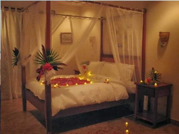 कमरे में बंद दू्ल्हा-दुल्हन, बाहर लगती है पंचायत