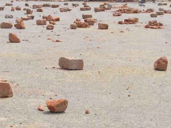 गुस्साए लोगों ने किया पुलिस पथराव