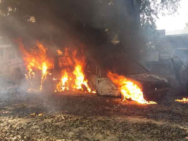 गाड़ी में डाकर जलाने की कोशिश