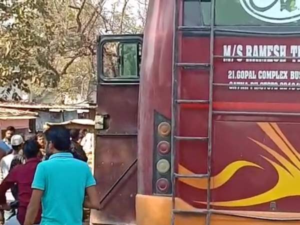 चालक ने चीख पुकार मचने पर रोकी बस