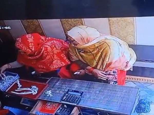 Women thief caught on CCTV camera stealing jewellery