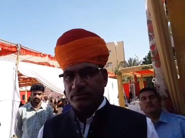 दूल्हे ने ससुर के सामने जोड़ लिए हाथ दूल्हे ने ससुर के सामने जोड़ लिए हाथ