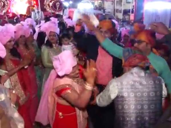 काला चश्मा लगाकर आई बंदूक वाली दुल्हन