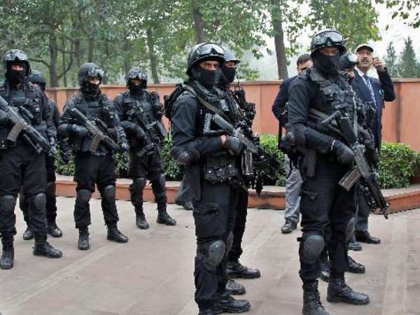 ऊंची इमारतों पर स्नाइपर्स की तैनाती ऊंची इमारतों पर स्नाइपर्स की तैनाती