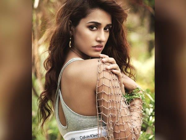 यूजर्स ने सोशल मीडिया पर घेरा