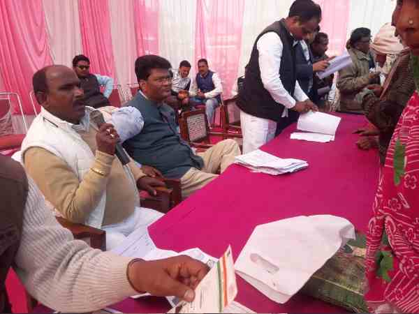 डैमेज कंट्रोल करने पहुंचे डीएम