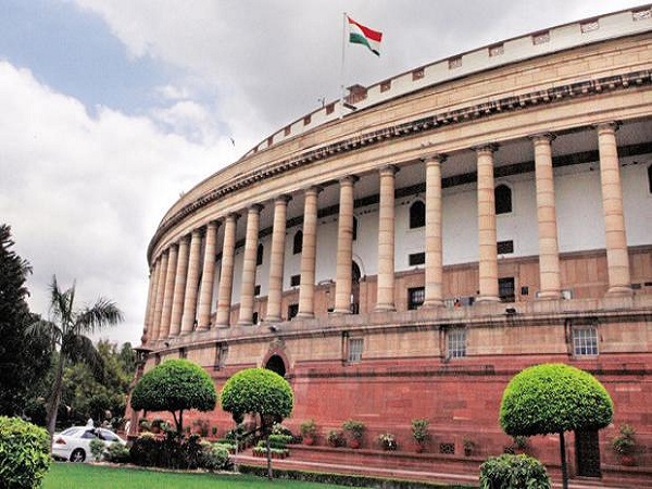 'आप बैठिए ना, समझते तो हो नहीं, मैं क्या बोल रही हूं'