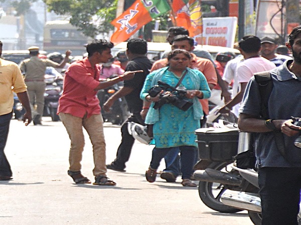 शाजिला को धमकी दी गई और कैमरा तोड़ने की कोशिश भी हुई