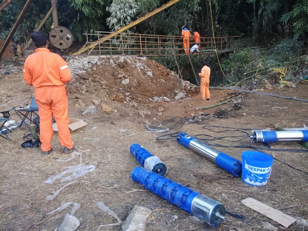 Meghalaya: Navy recovered a body from the illegal coal mine at East Jaintia Hills Meghalaya: Navy recovered a body from the illegal coal mine at East Jaintia Hills