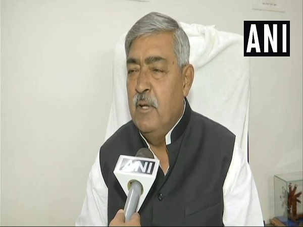 'प्रियंका गांधी रॉबर्ट वाड्रा की पत्नी हैं जिनपर भ्रष्टाचार के कई आरोप हैं'