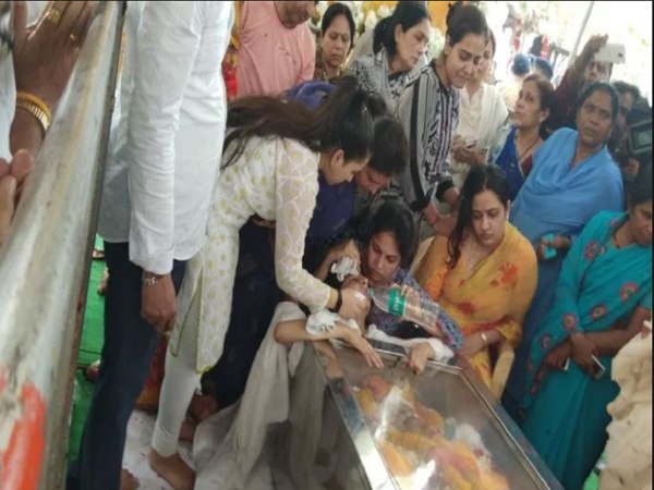 संदिग्ध युवती ने पूरे घर पर कब्जा जमा रखा था संदिग्ध युवती ने पूरे घर पर कब्जा जमा रखा था