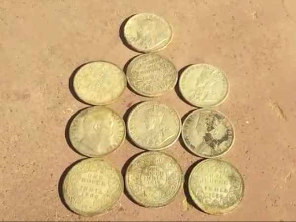 पुलिस ने लोगों से जमा किए सिक्के