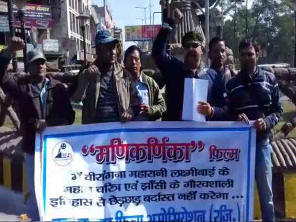 people in jhansi protesting for the film manikarnika the queen of jhansi