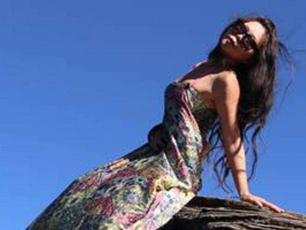 बिकिनी में ही फोटो क्लिक कराती गिगि बिकिनी में ही फोटो क्लिक कराती गिगि