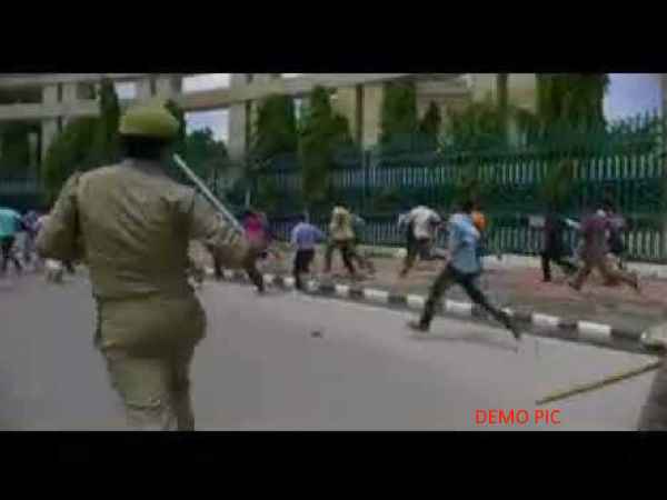 पुलिस फटकारी लाठियां